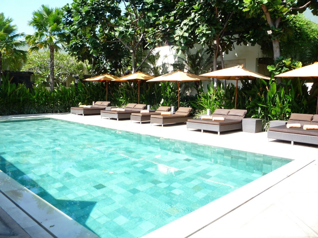swimming-pool-249624_1920